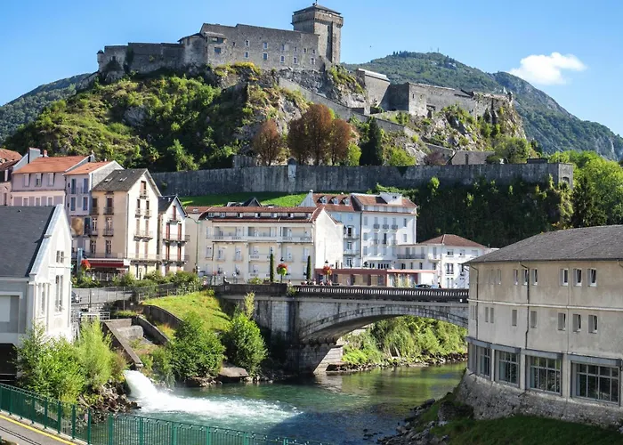 مكان تخييم Holidays - Les Sapins *
